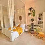 Quiet Boho Whit A Balkony Near The Center